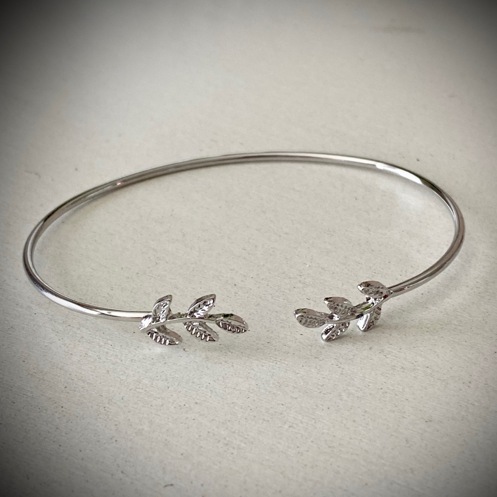 Adjustable Minimalist Dangle Leaf Bracelet